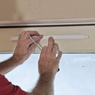 Ilmanvaihtoventtiili oveen: Asenna venttiilin sisäosa Ilmanvaihtoventtiili oveen: Asenna venttiilin sisäosa